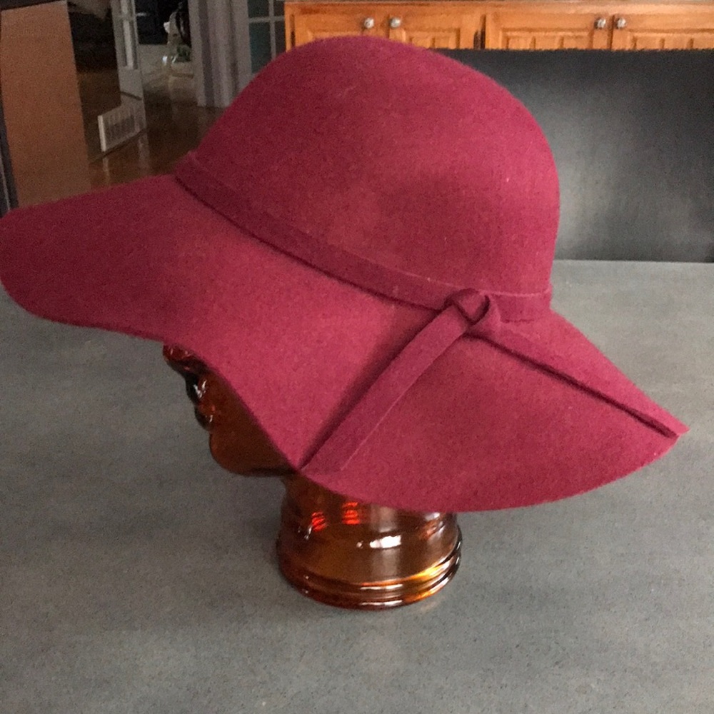 Nobia 100% wool flowy round hat in wine